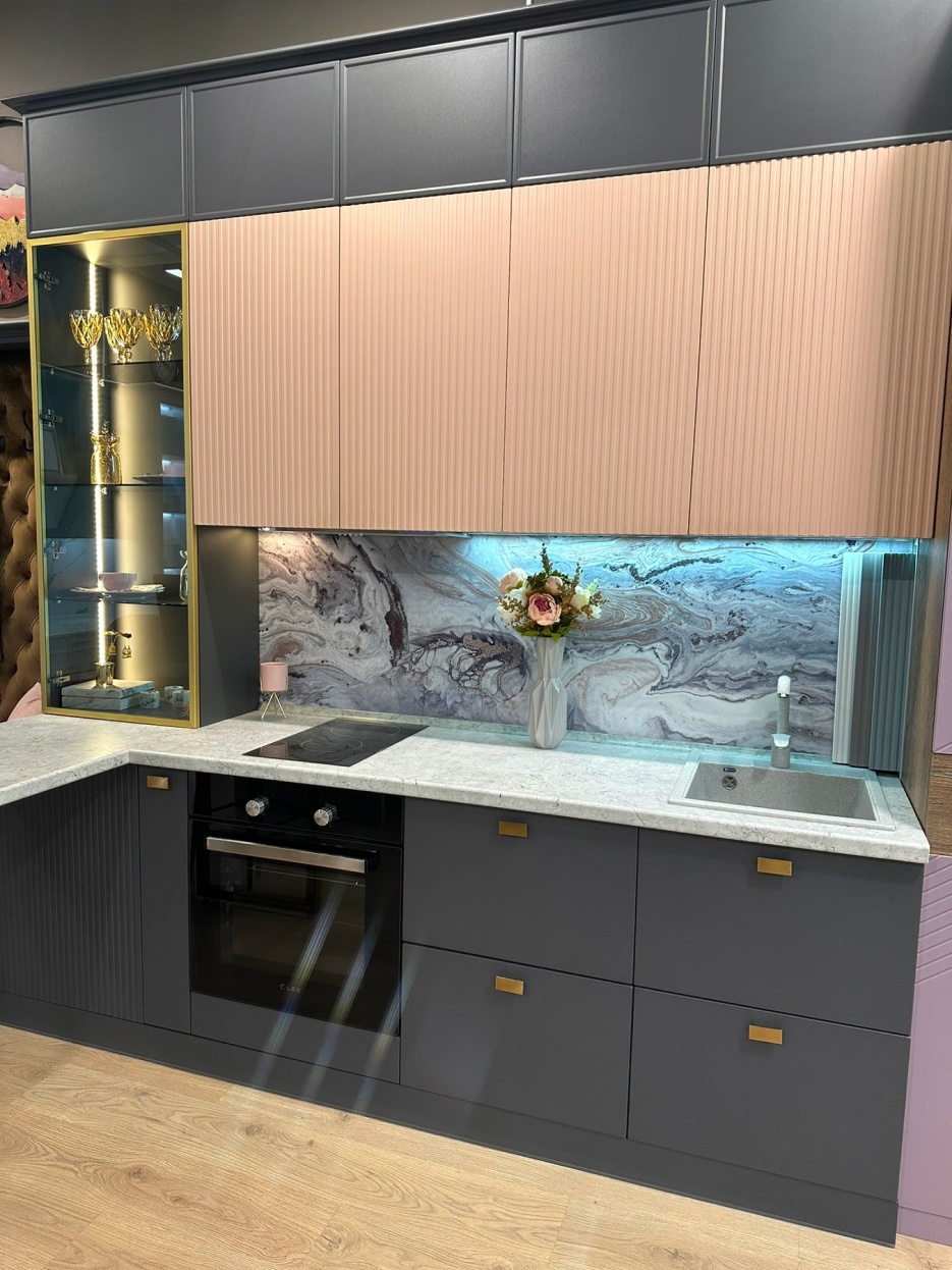 Модный кухонный гарнитур с фасадом «плиссе» и цветовыми акцентами
